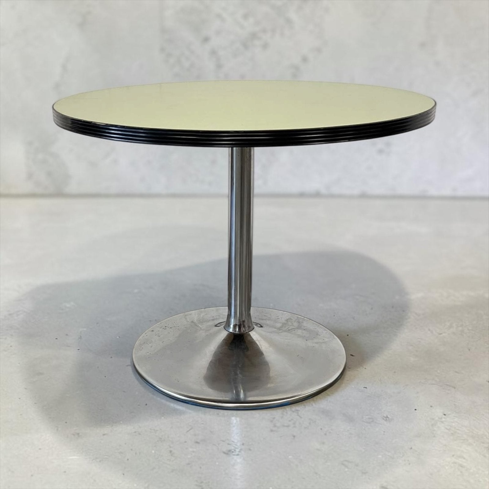 Vintage ronde muntgroene salontafel / sidetable chromen voet, Ophalen of Verzenden