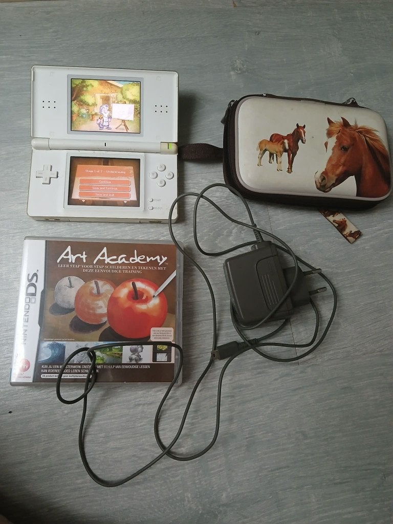 Nintendo ds lite + 1 game + oplader, Games en Spelcomputers, Spelcomputers | Nintendo DS, Gebruikt, DS Lite, Wit, Met games, Met beschermhoes of tas