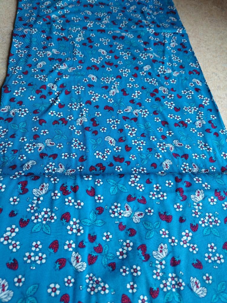 Tricot Froy&Dind bloemen-aardbei motief blauw, Hobby & Loisirs créatifs, Tissus & Chiffons, Neuf, Enlèvement ou Envoi, Coton, 120 cm ou plus