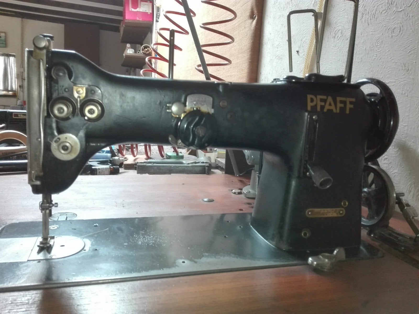 Oude kleermakersnaaimachiene Paff met werktafel