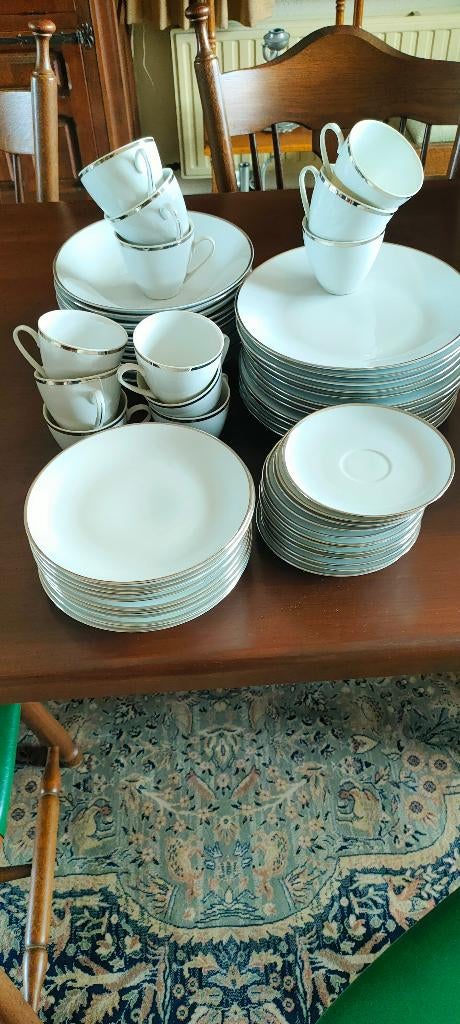 Servies 12 delig, Ophalen, Zo goed als nieuw, Effen, Porselein