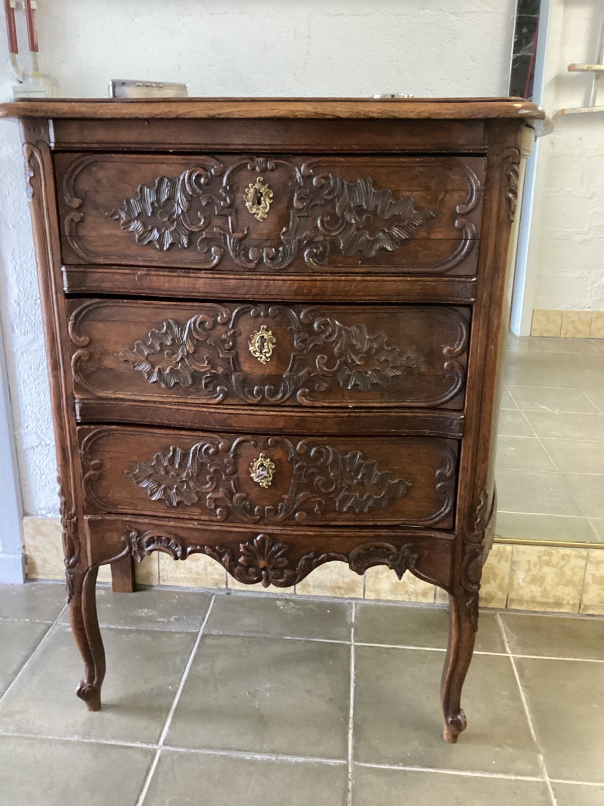 Petite commode Liégeoise de style Louis XV . Vers 1850 ., Ophalen, Zo goed als nieuw, Eikenhout