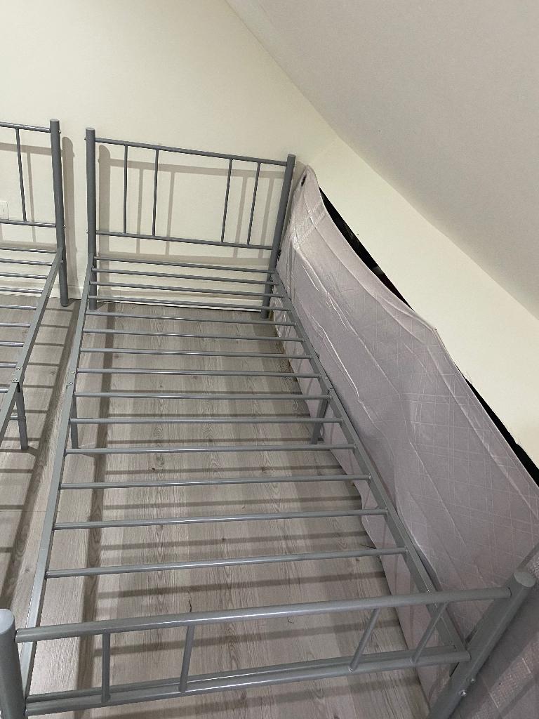 Lit, Maison & Meubles, Chambre à coucher | Lits, Gris, Une personne, Enlèvement, Utilisé