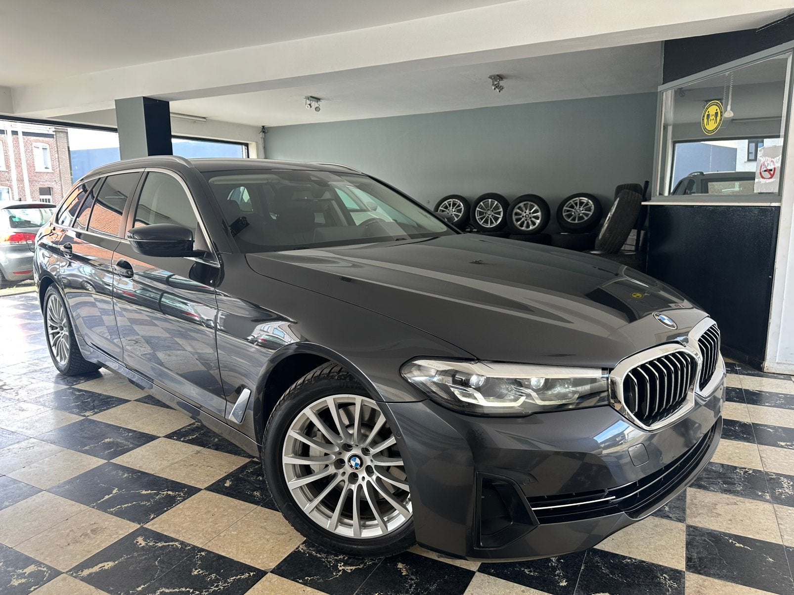 sur les véhicules hybrides rechargeables BMW 530 eA, Cuir, Entreprise, Noir, 5 portes