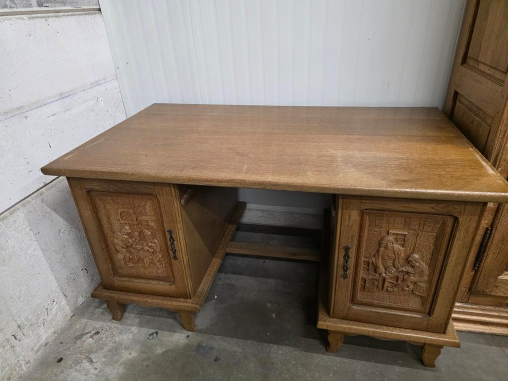 Prachtig massief houten bureau met unieke gesculpteerde deur, Huis en Inrichting, Bureaus, Ophalen, Opbergruimte