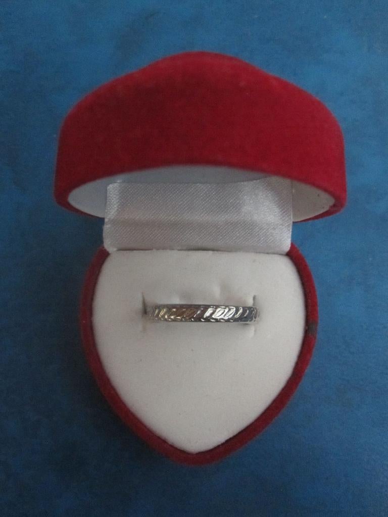 Bague - couleur argentée - gaufrée (NOUVEAU), Bijoux, Sacs & Beauté, Bagues, Neuf, Enlèvement ou Envoi, Fer ou Acier, Plus petit que 17
