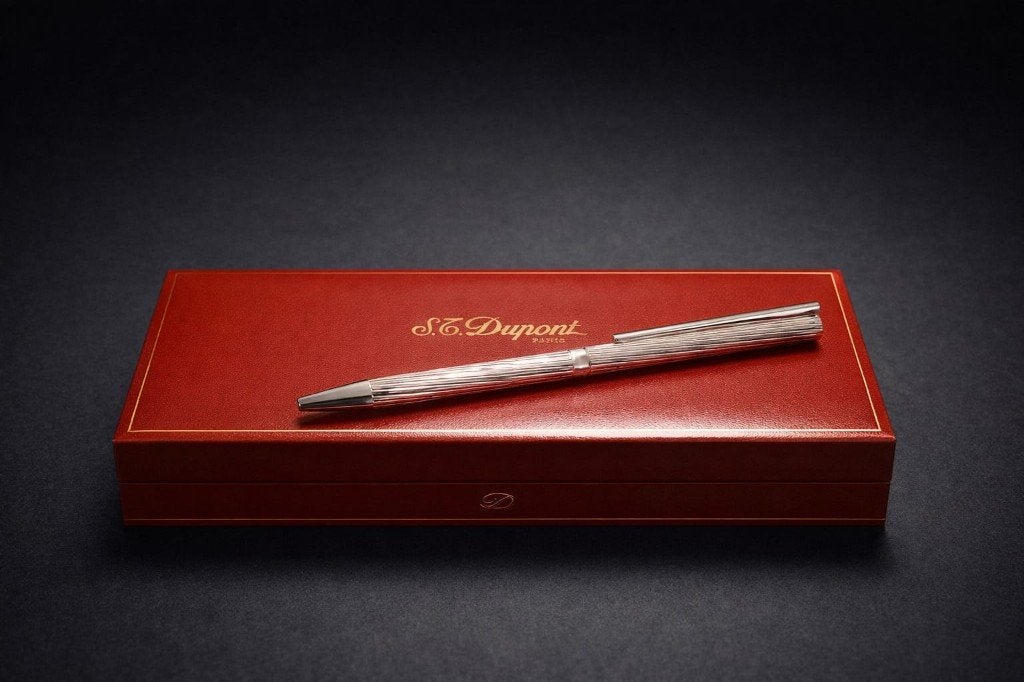 Stylo bille S.T. Dupont classique torsadé en argent., Collections, Neuf, Autres marques, Avec boîte, Stylo
