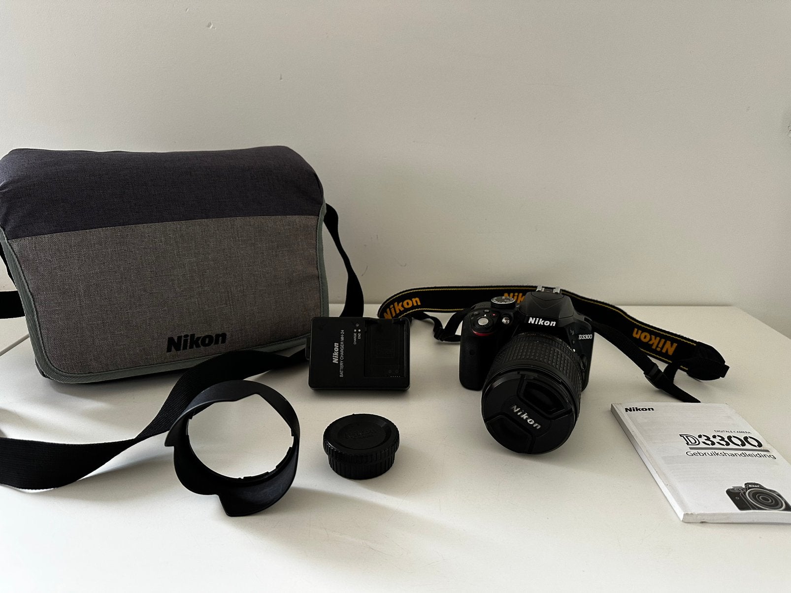 Nikon D3300 + 18-105mm VR lens – complete set, Enlèvement, Comme neuf, Sangle de transport, Nikon