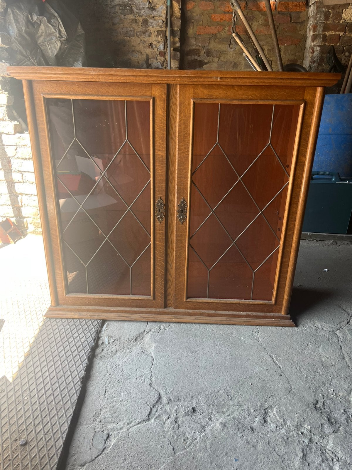 vitrine suspendue vintage, conçu en bois avec des portes, Antiquités & Art, Enlèvement