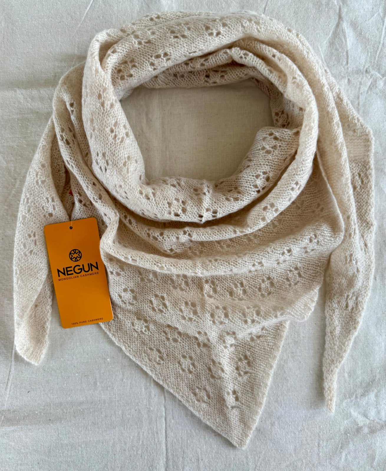 Triangular scarf made from 100% Mongolian cashmere., Kleding | Dames, Mutsen, Sjaals en Handschoenen, Ophalen of Verzenden, Nieuw