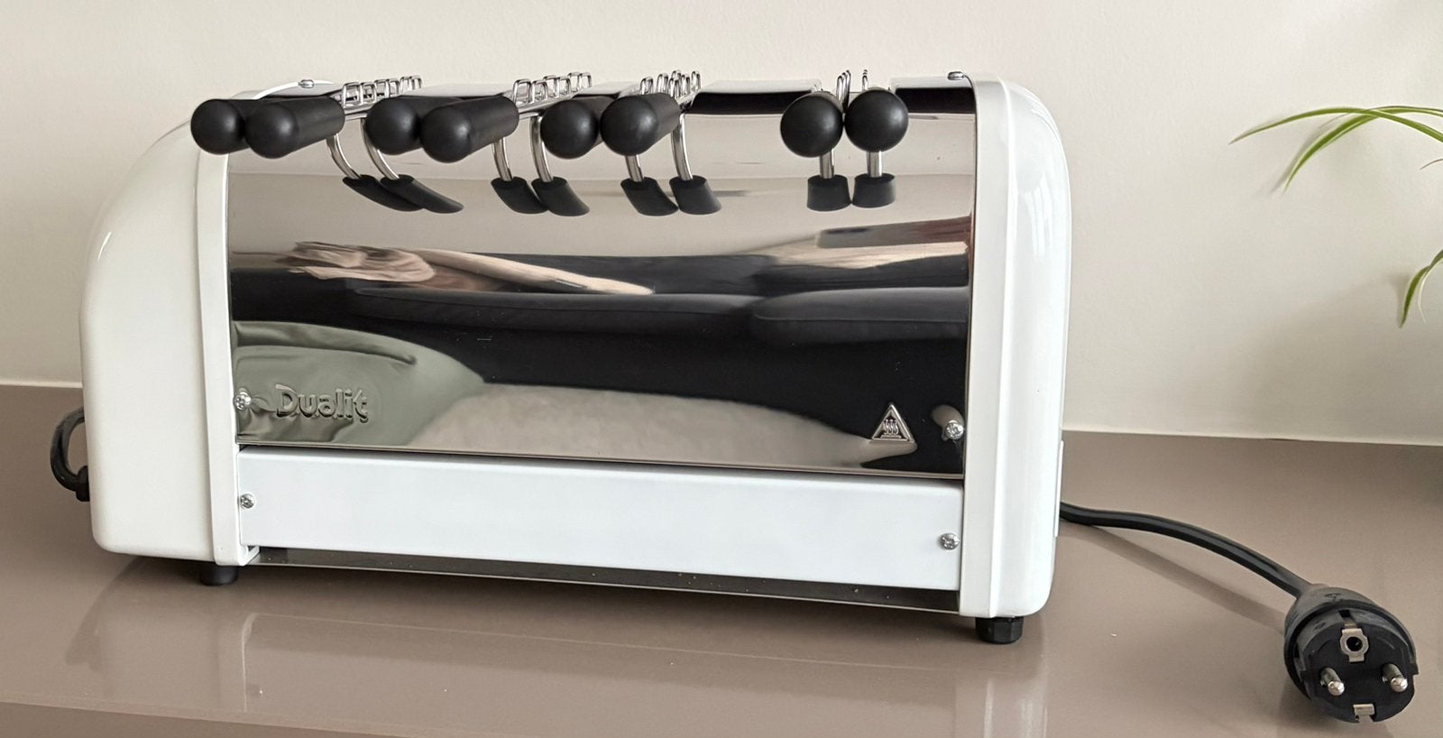 Dualit 4-sleufs toaster met 4 sandwichkooien – wit/chroom, Electroménager, Enlèvement, Comme neuf, Ramasse-miettes amovible