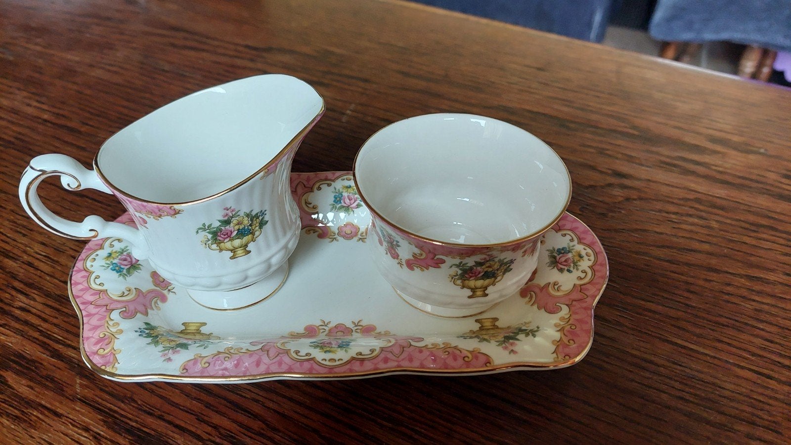 Porcelaine Royal Albert, Enlèvement