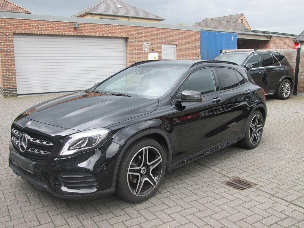 Mercedes-Benz GLA 180 AMG NACHTPAKKET TREKHAAK LED NAVI, 122 pk, Gebruikt, 4 cilinders, Alcantara