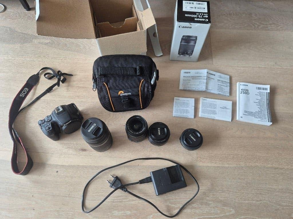 Canon EOS 250D + 4 lenzen + 64GB SD-kaart + accessoires, Ophalen, Spiegelreflex, Canon, Zo goed als nieuw