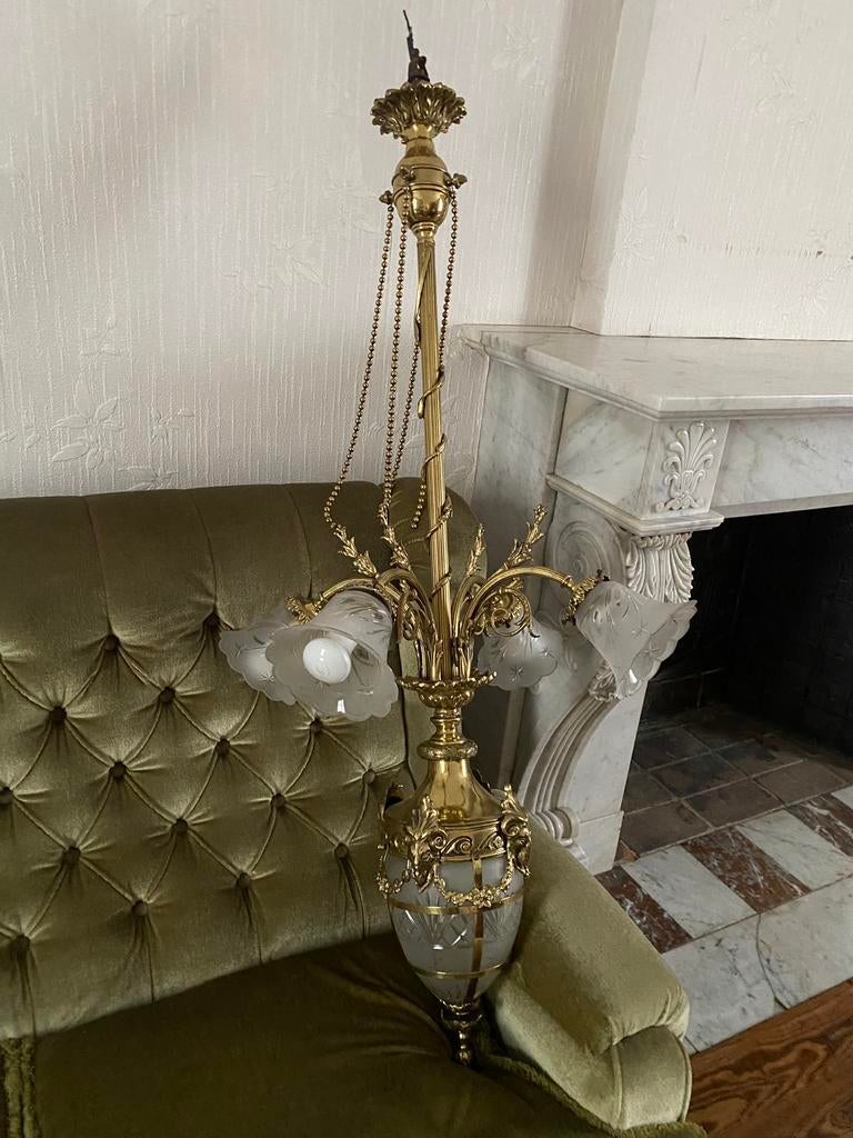 Lustre en bronze, Enlèvement