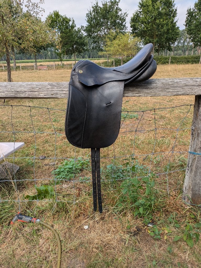 Zwart KN Dressuurzadel, Animaux & Accessoires, Chevaux & Poneys | Selles, Siège semi-creux, Assise souple, L (17.5 pouces), Enlèvement