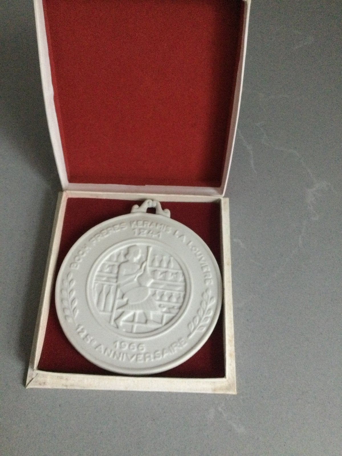 Medaille boch ceramique en biscuit 12 euro, Antiquités & Art, Enlèvement