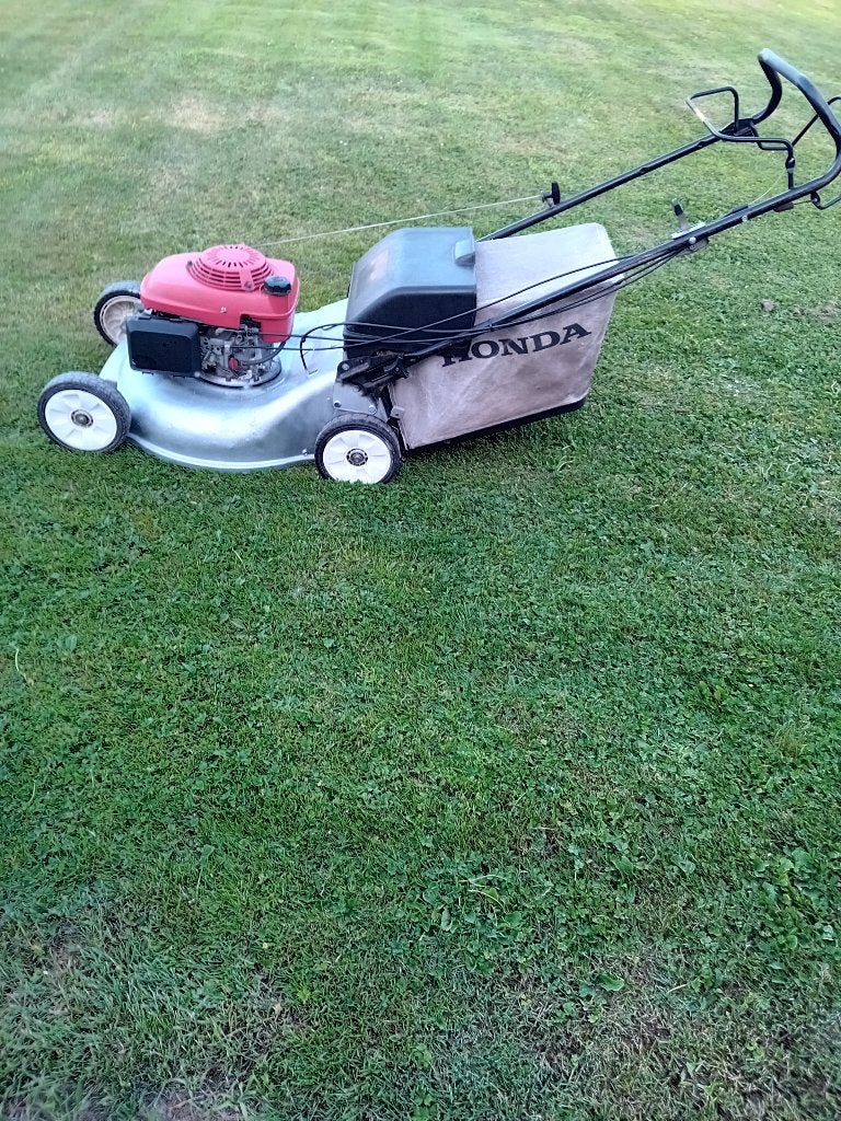HONDA HRR216 BENZINE GRASMAAIER ZELFTREKKER  in topstaat, Ophalen, Gebruikt, Opvangbak, Benzine-grasmaaier