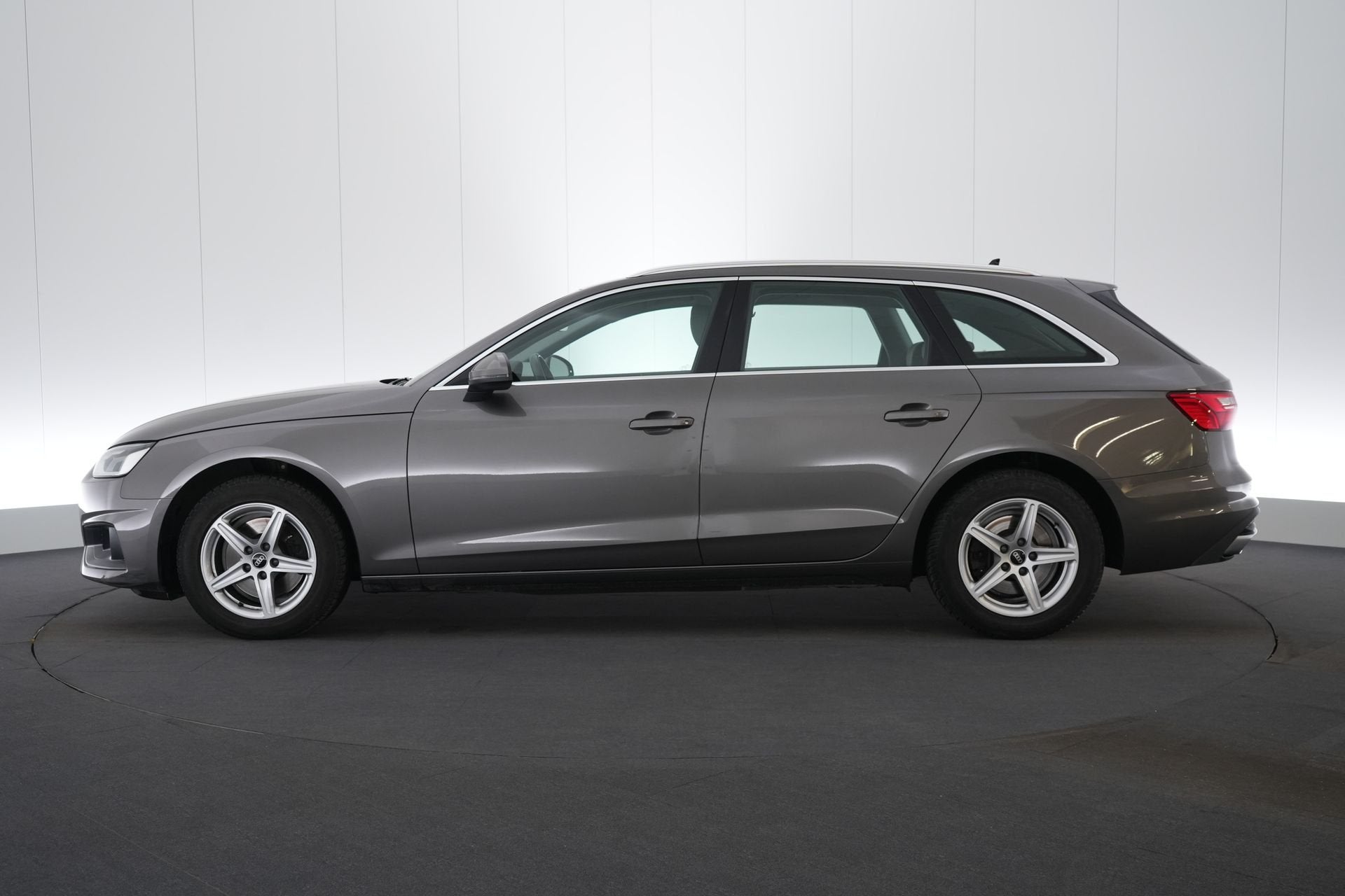 (2AJS308) AUDI A4 AVANT, Auto's, Stof, Gebruikt, Euro 6, 136 pk