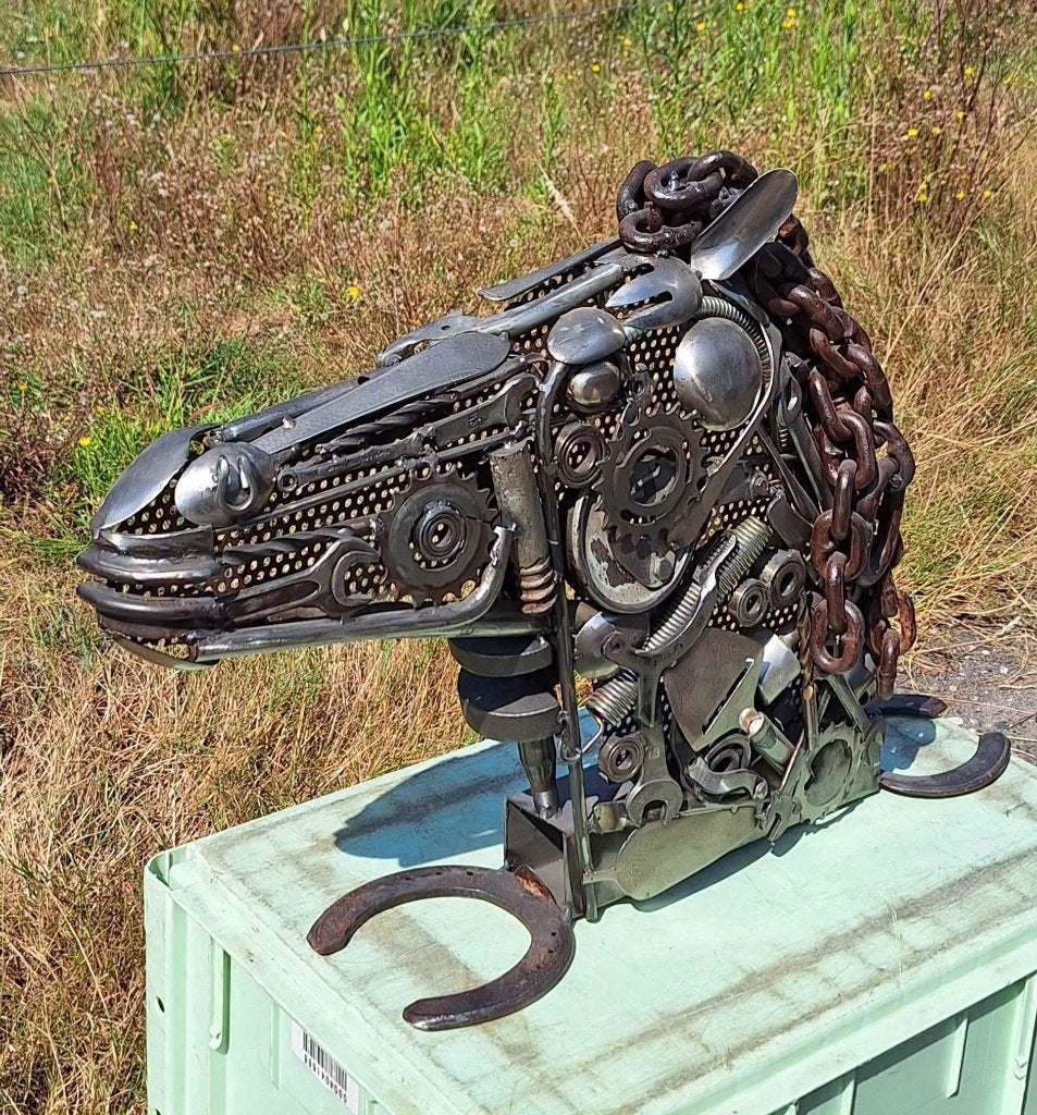 Uniek selfmade paardenhoofd, kunst van gerecycled materiaal., 48 cm, De l'artiste lui-même, Objet, Gris