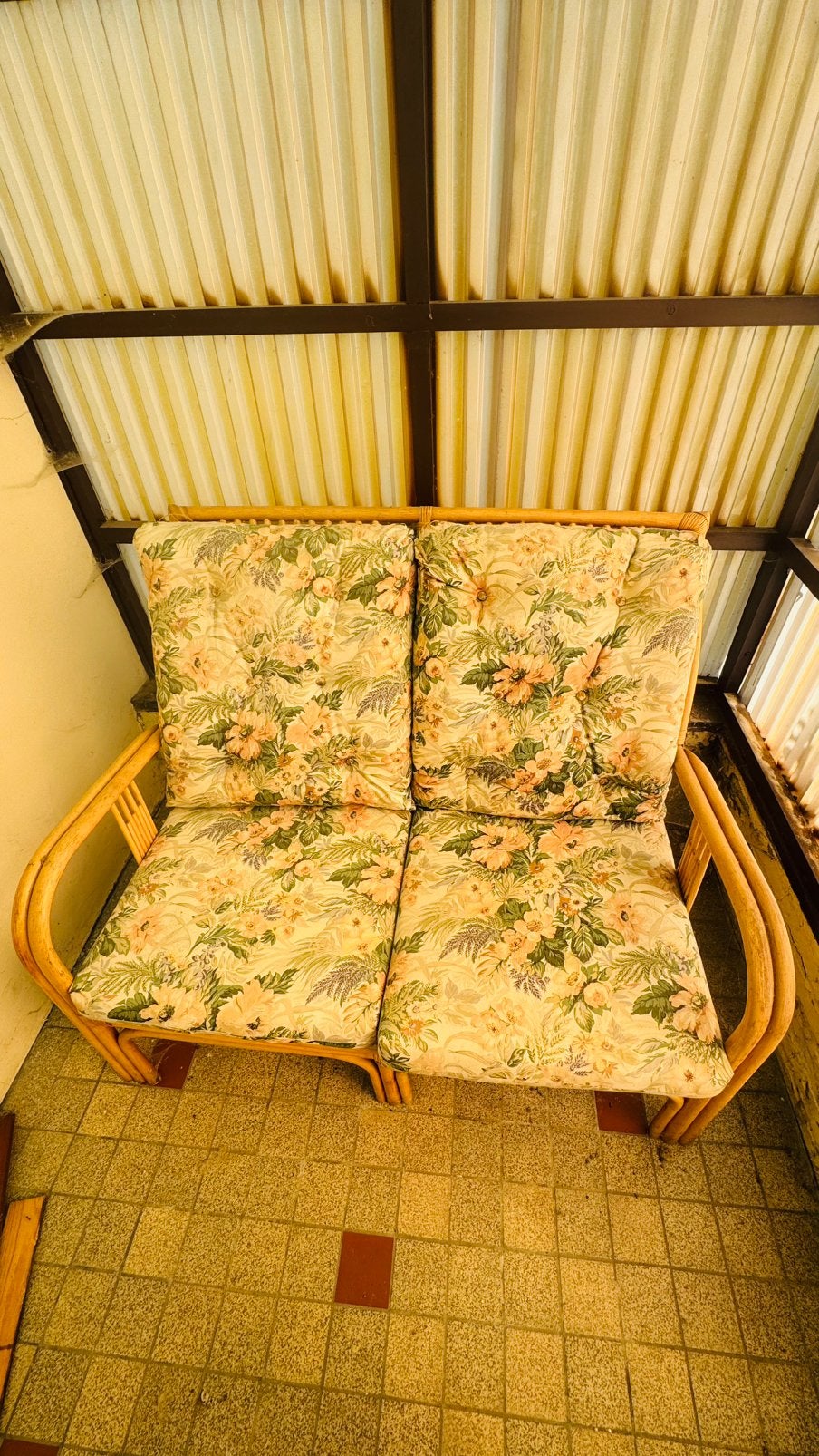 Stijlvolle Rattan/wicker zetel met florale kussens, Ophalen