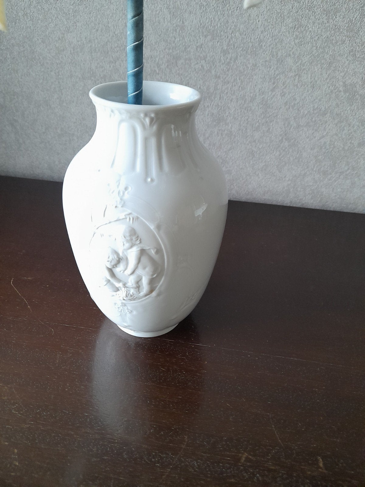 Klein wit vaasje met bloementak merk Royaal Tettau, Ophalen, Zo goed als nieuw, Inclusief decoratie, Wit