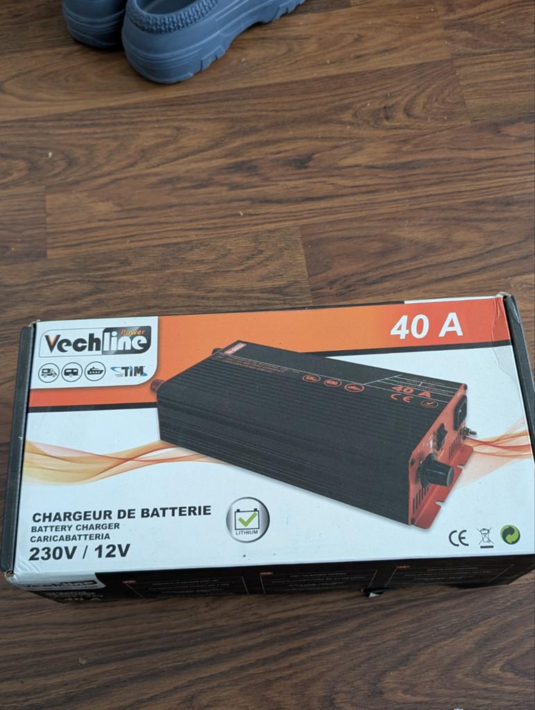 Chargeur de batterie 40 ampères de 220v à 12v. Neuf !!!, Caravanes & Camping, Camping-car Accessoires