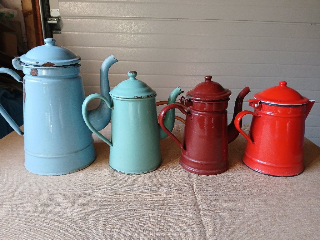 Cafetières en métal émaillé anciennes, Enlèvement
