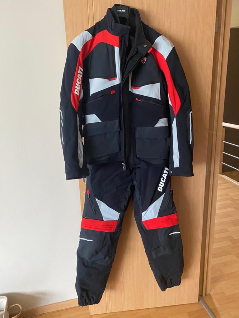 Gortex pak Ducati, Motoren, Ophalen