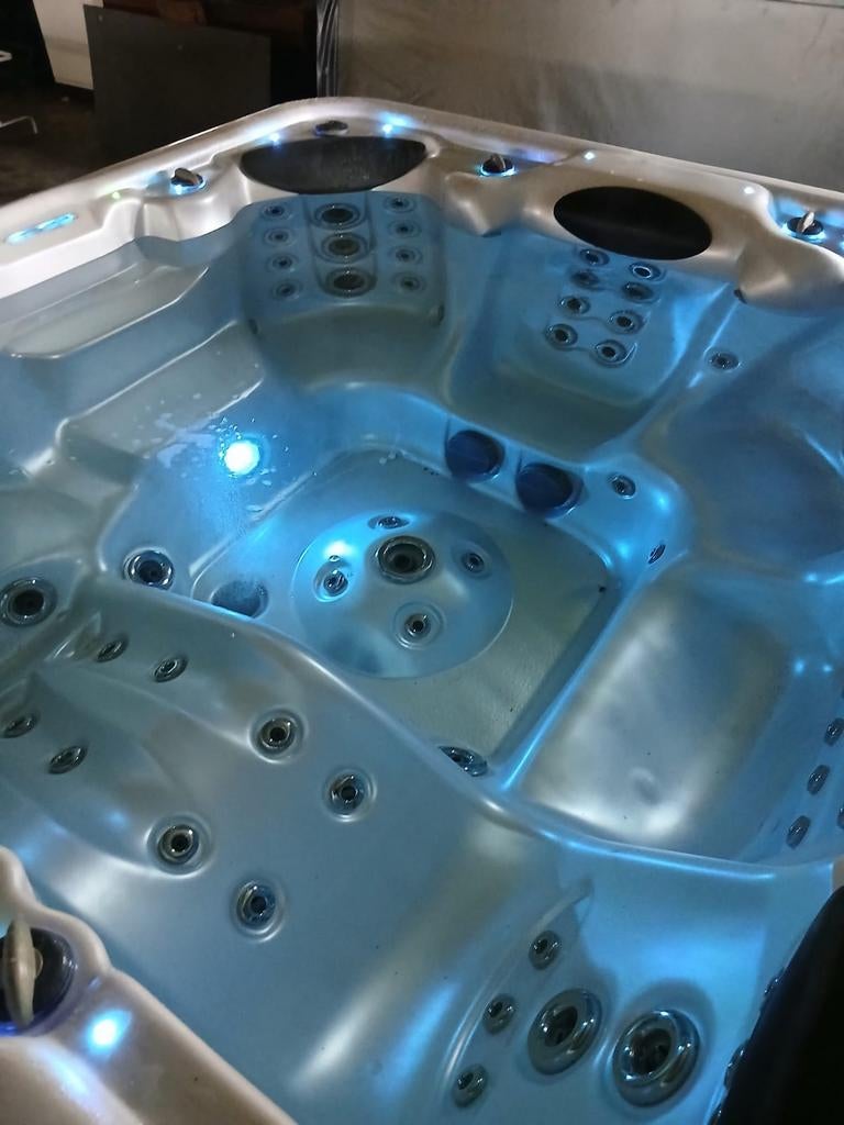 Jacuzzi  gratis geleverd geplaatst, Ophalen of Verzenden