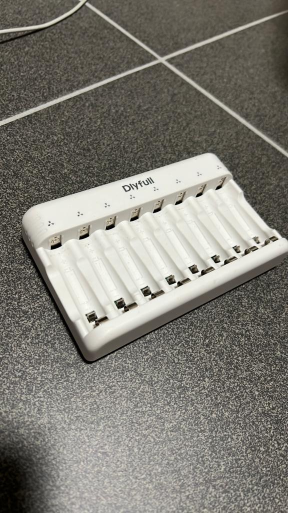 AA en AAA Batterijen lader usb C, Audio, Tv en Foto, Opladers, Ophalen, Zo goed als nieuw