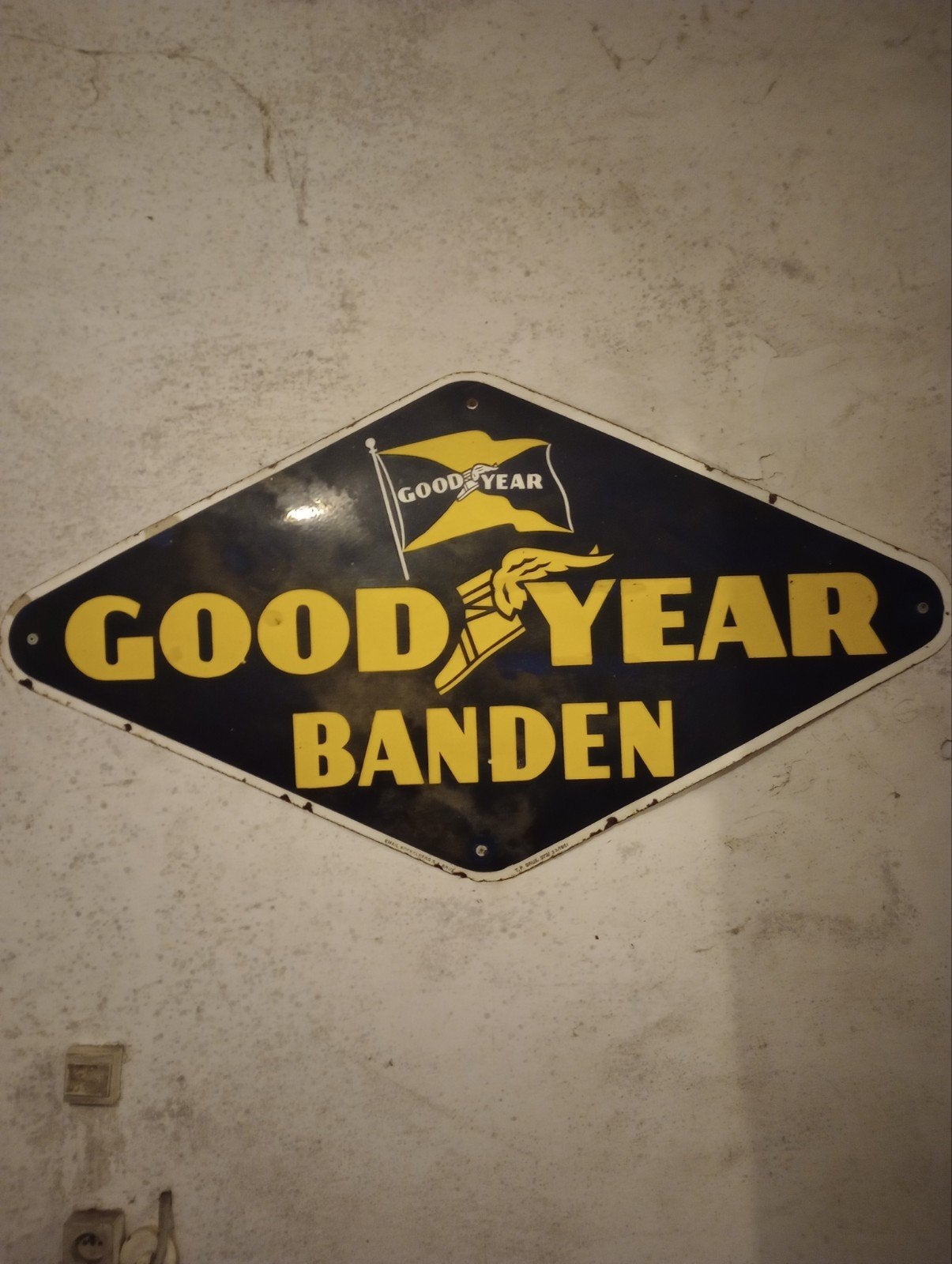 Emaillebord Goodyear, Ophalen