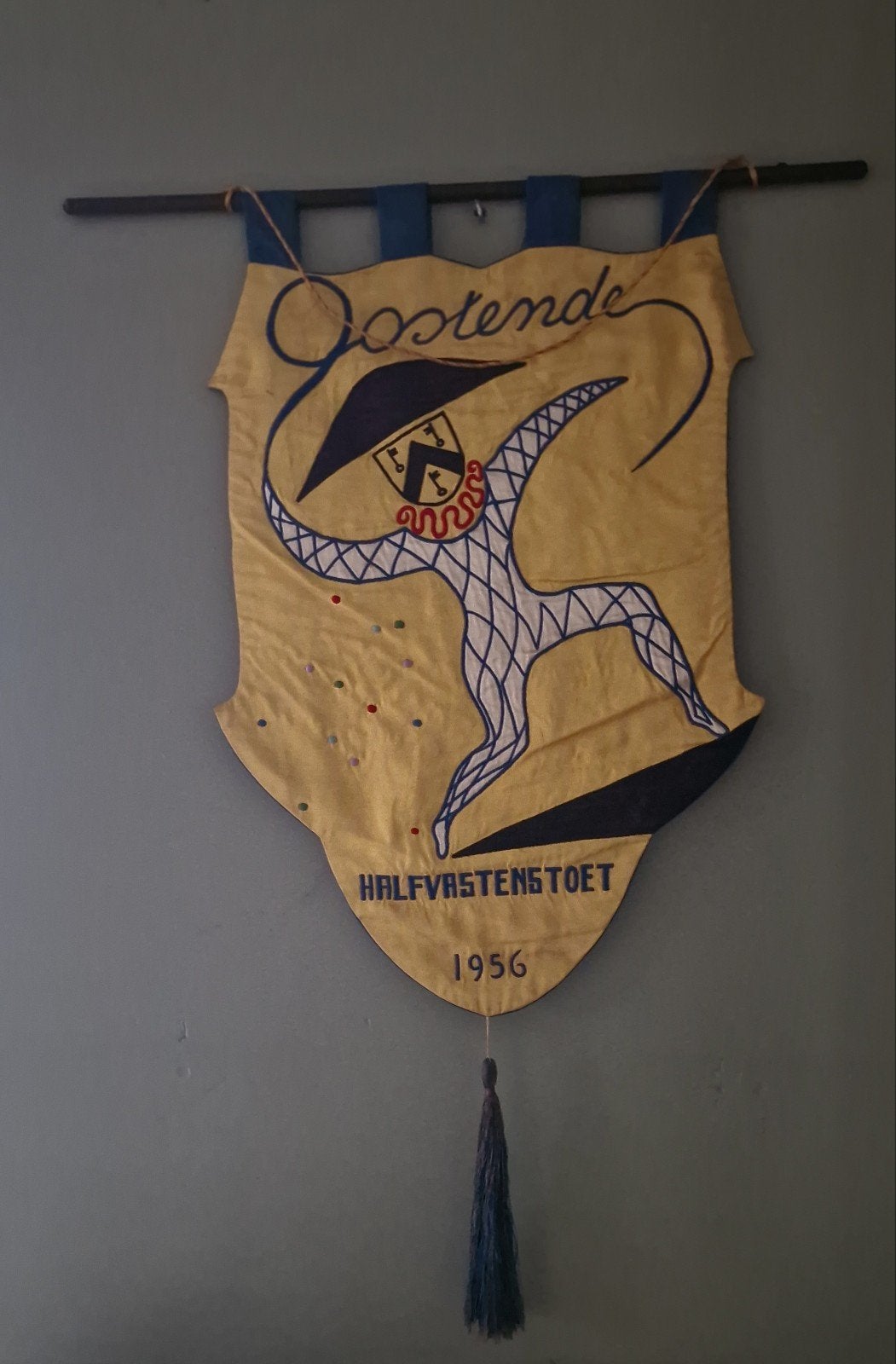 Handgeborduurd vaandel Halfvastenstoet Oostende 1956, Diversen, Ophalen of Verzenden