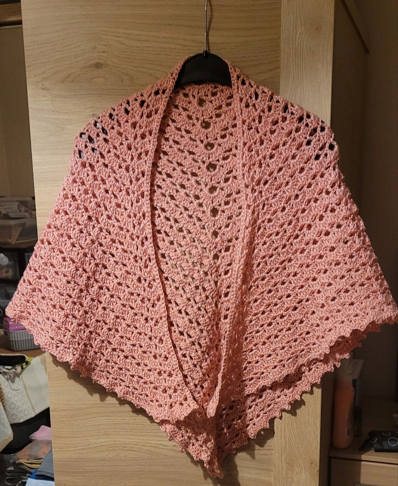 Châle triangulaire en crochet fait main - Rose poudré (130 x, Enlèvement ou Envoi, Neuf, Crochet, Autres types