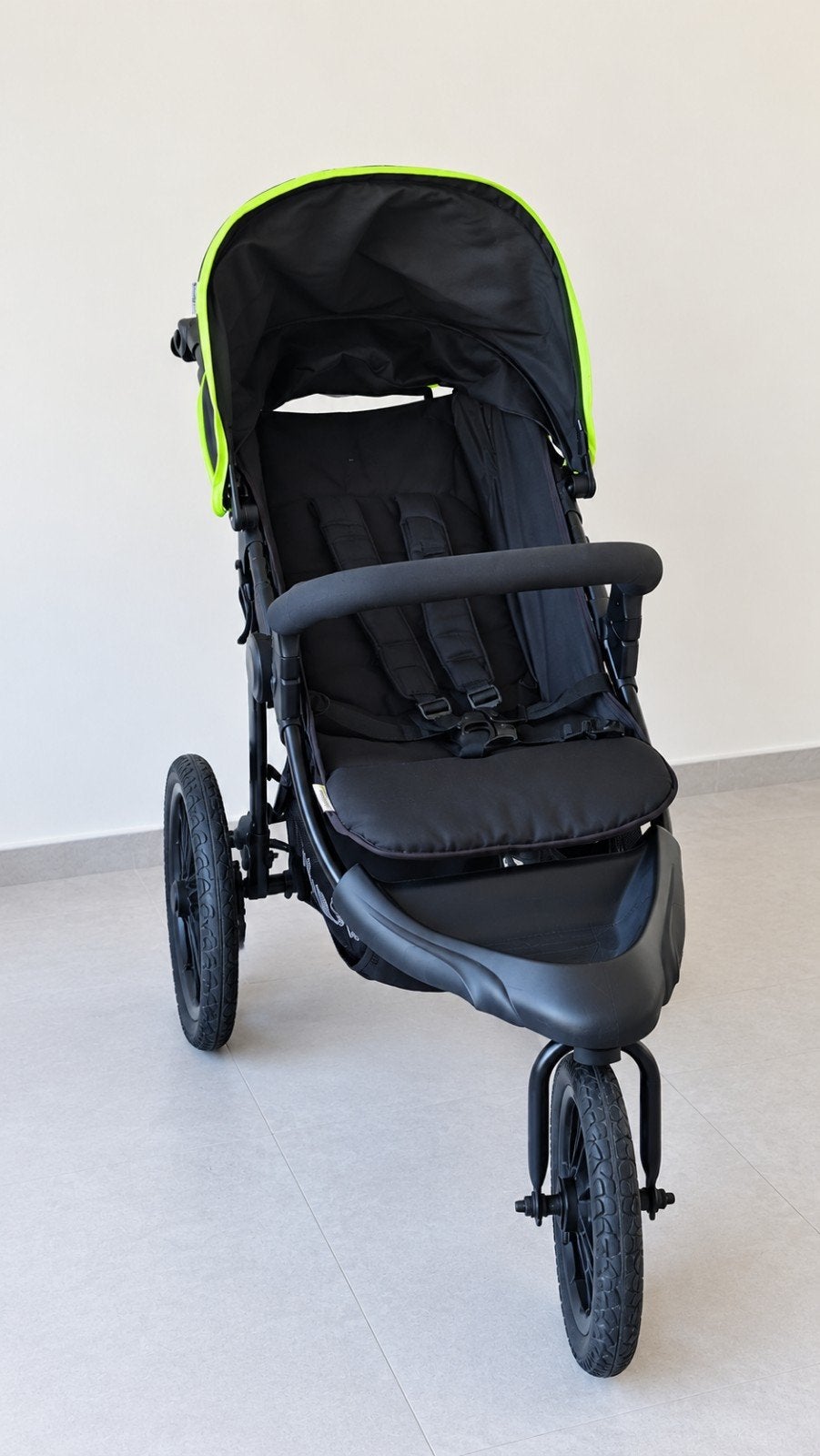 Sportieve zwarte joggingbuggy met grote zonnekap, Ophalen