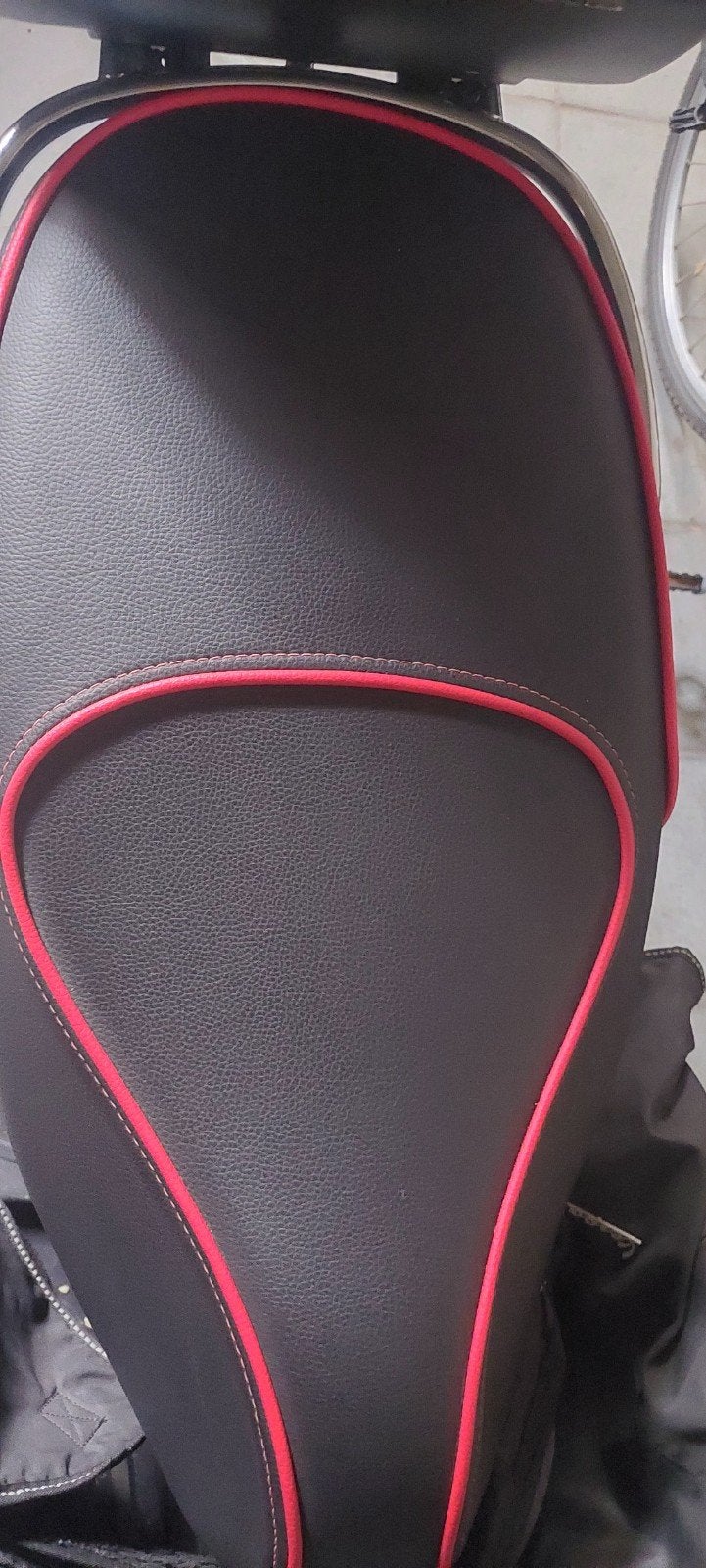 vespa zadel zwarte rood, Enlèvement ou Envoi, Comme neuf