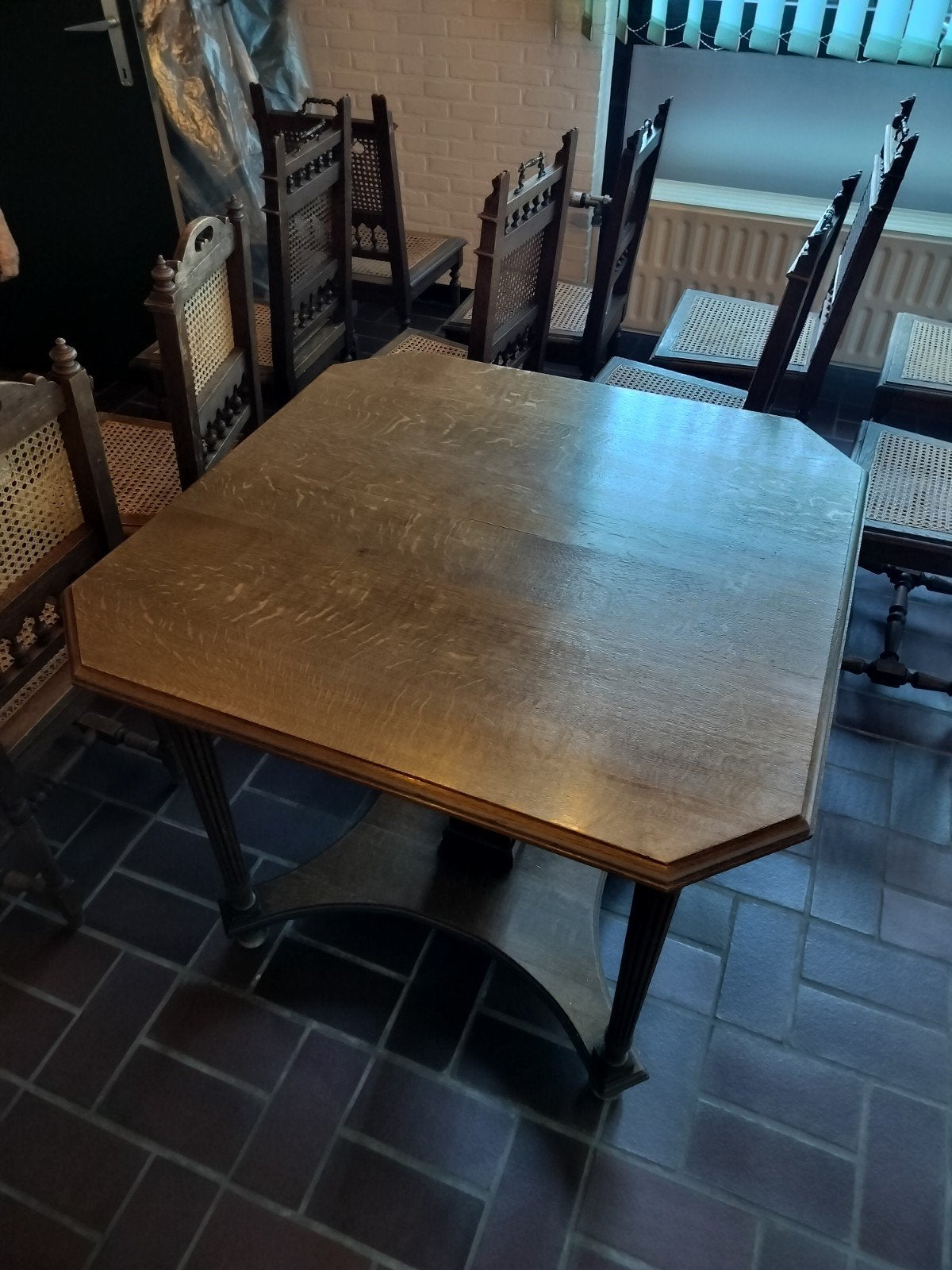 Table ancienne de style néo-renaissance de Malines, Enlèvement
