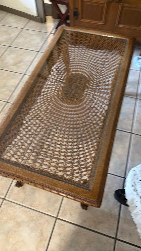 Salontafel hout en riet en glas, Huis en Inrichting, Tafels | Salontafels, Ophalen, Zo goed als nieuw, Glas