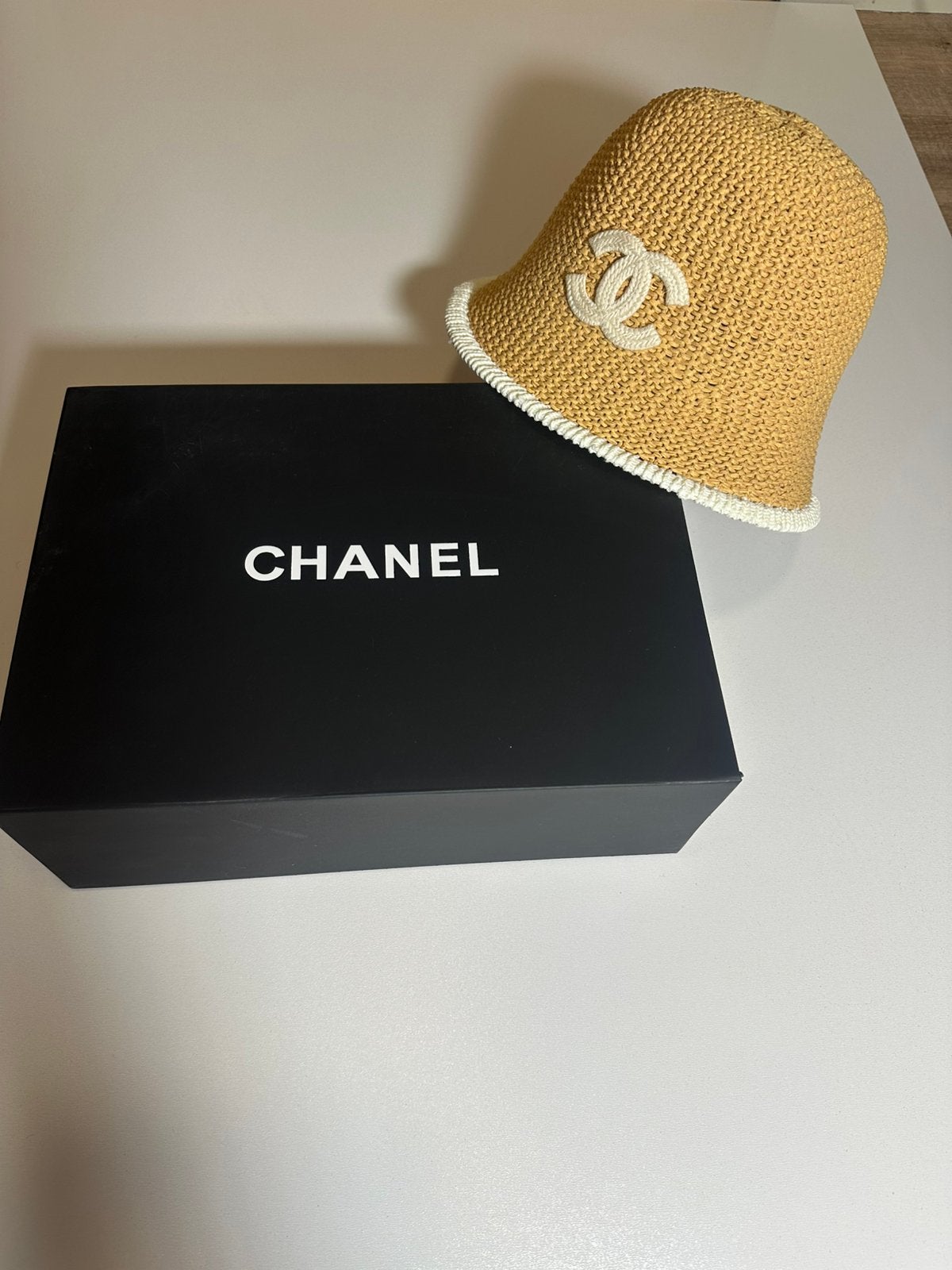 Chanel-hoed, Handtassen en Accessoires, Ophalen of Verzenden, Zo goed als nieuw, Wit