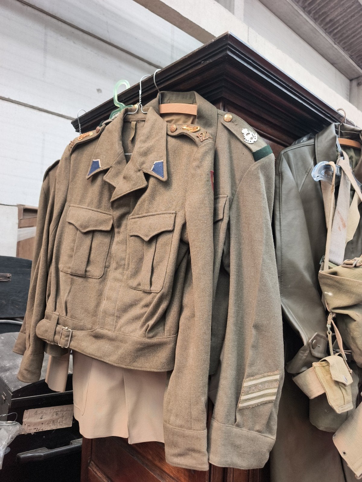 Grote partij Belgische en WOII militairia uniformen, helmen, Ophalen