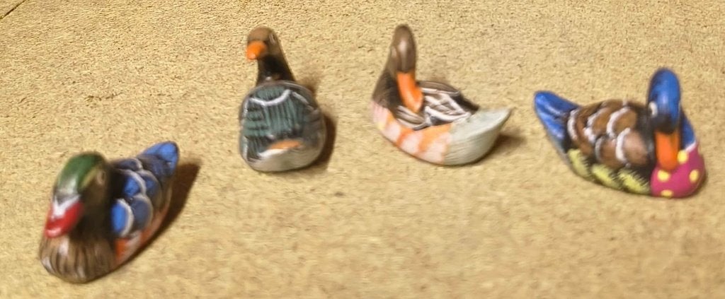 Set Miniatuur Handbeschilderde Eendjes – 4 Verschil. Soorten, Enlèvement ou Envoi, Utilisé, Multicolore, Classique