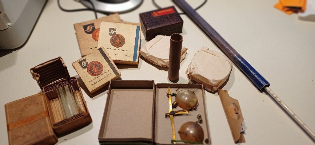 Laboratoire, verrerie et instruments anciens, Enlèvement