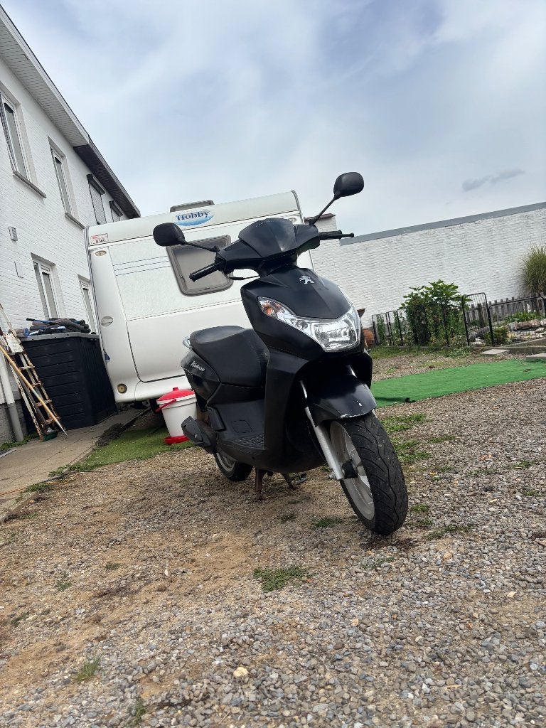 Peugeot kisbee  zwart 2011, Motoren, Ophalen, 1 cilinder, 11 kW of minder