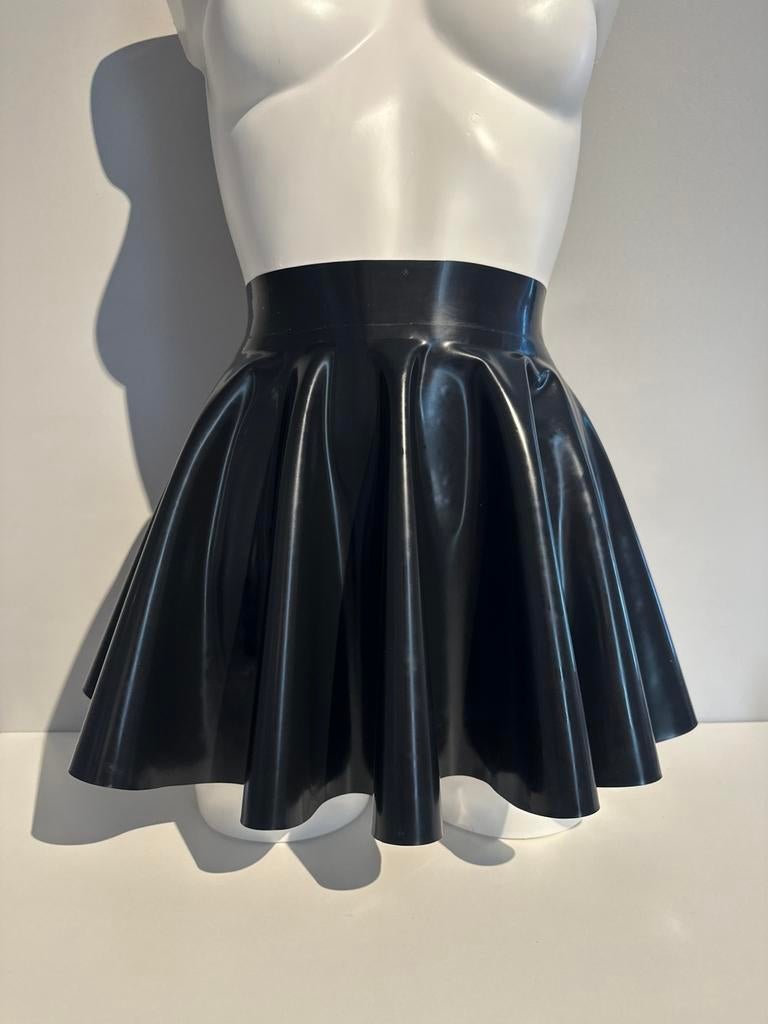 Latex skater skirt black, Ophalen of Verzenden, Zo goed als nieuw, Zwart