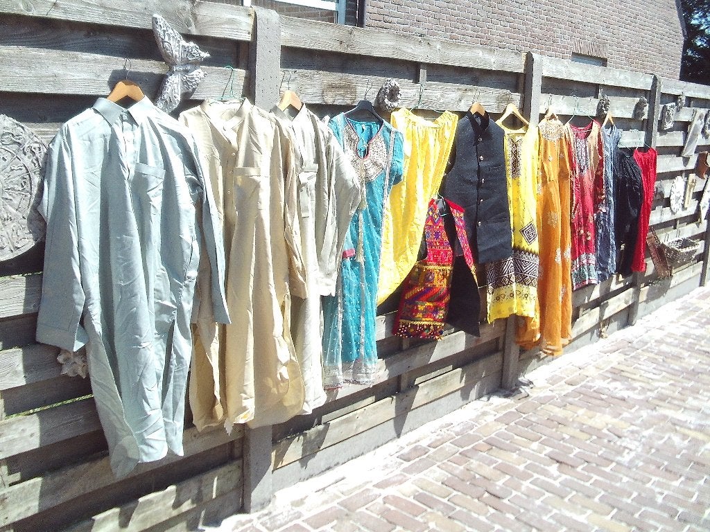 Grote Volle Doos met Nieuwe Zuiderse Kledij - man en vrouw, Ophalen of Verzenden, Nieuw