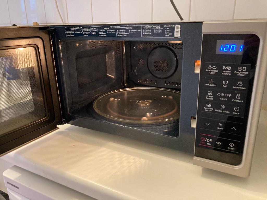 Krachtige magnetronoven, Elektronische apparatuur, Microgolfovens, Zo goed als nieuw, Tussenbouw, Microgolfoven, 45 tot 60 cm