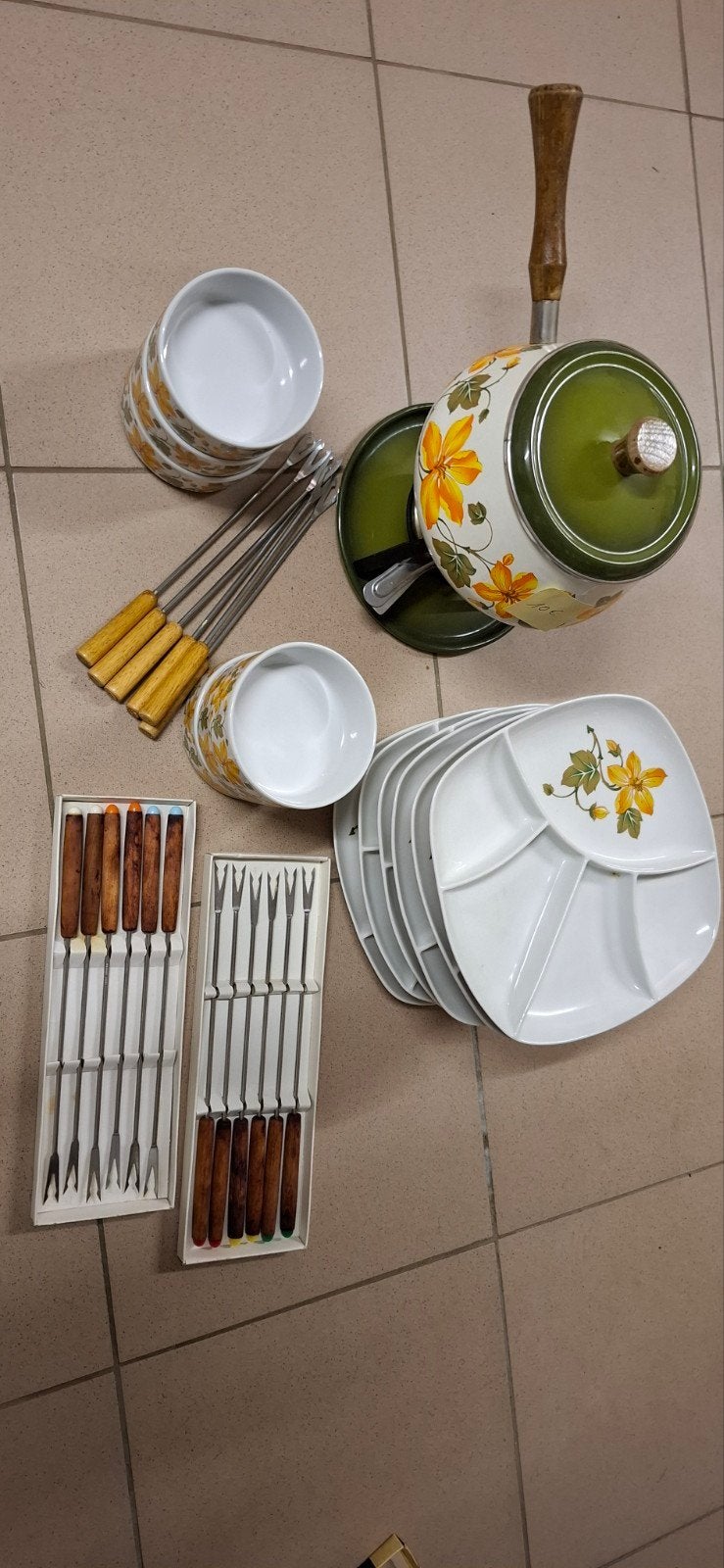compleet fondueset met bijhorende borden, kommetjes en vorke, Elektronische apparatuur, Fonduesets, Ophalen, Gebruikt, Brander