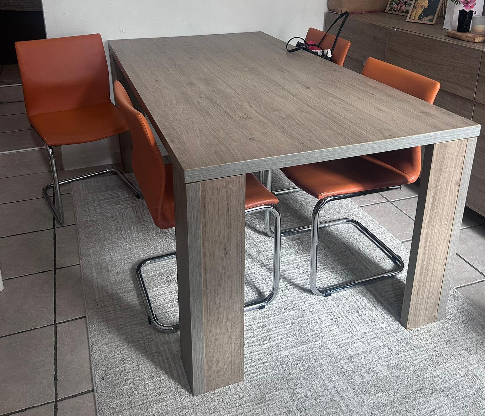 Tafel + 4 stoelen gratis!!, Huis en Inrichting, Tafels | Eettafels, Ophalen, Gebruikt