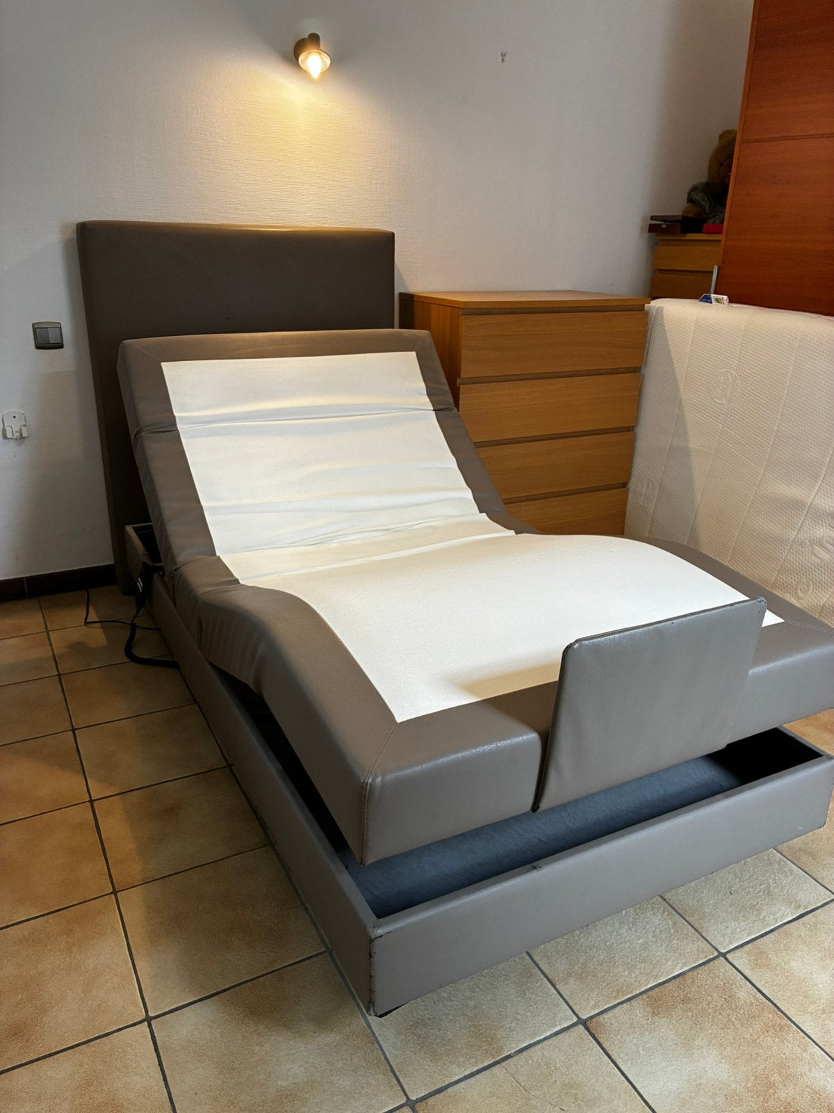 Boxspring elektrisch, Huis en Inrichting, Ophalen, Eenpersoons, 200 cm, Grijs
