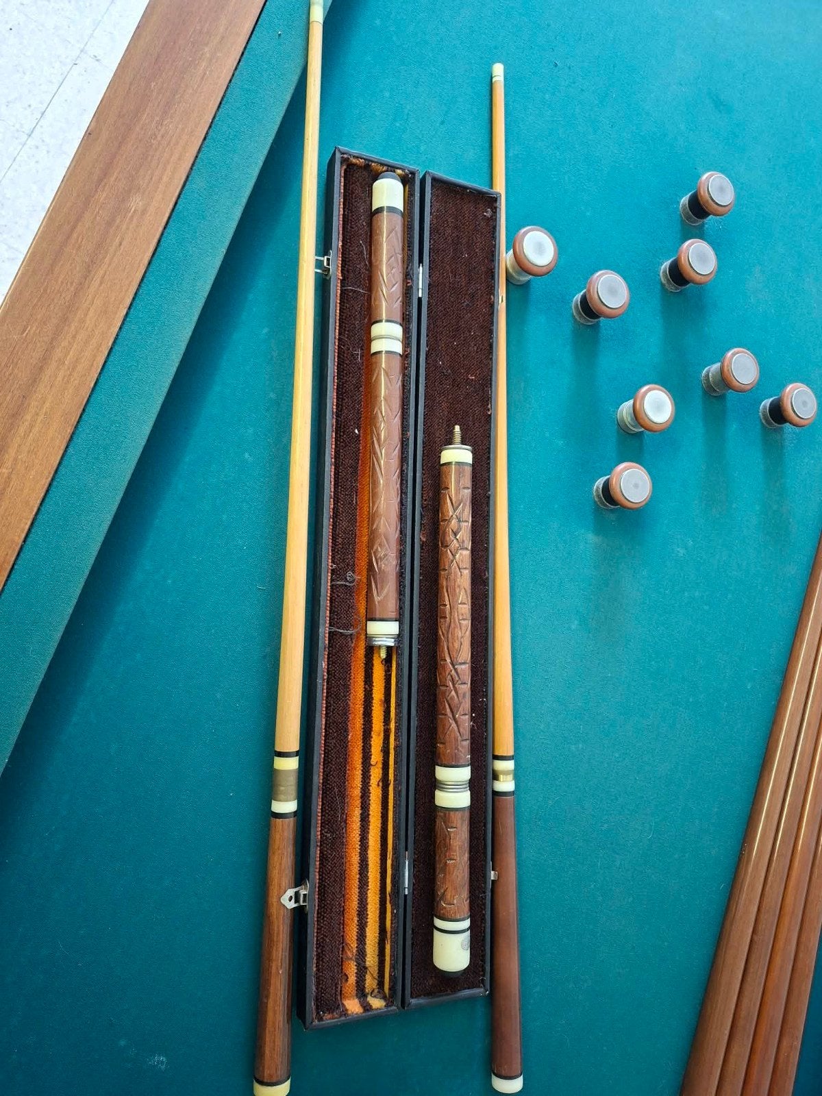 2 queues de billard vintage en caramel avec étui, modèle 210, Enlèvement ou Envoi, Utilisé, Queue ou Boules